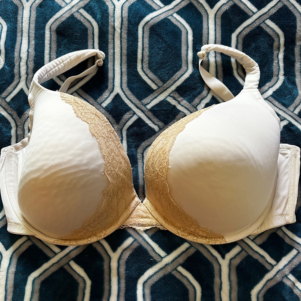 White push up bra with lace detail